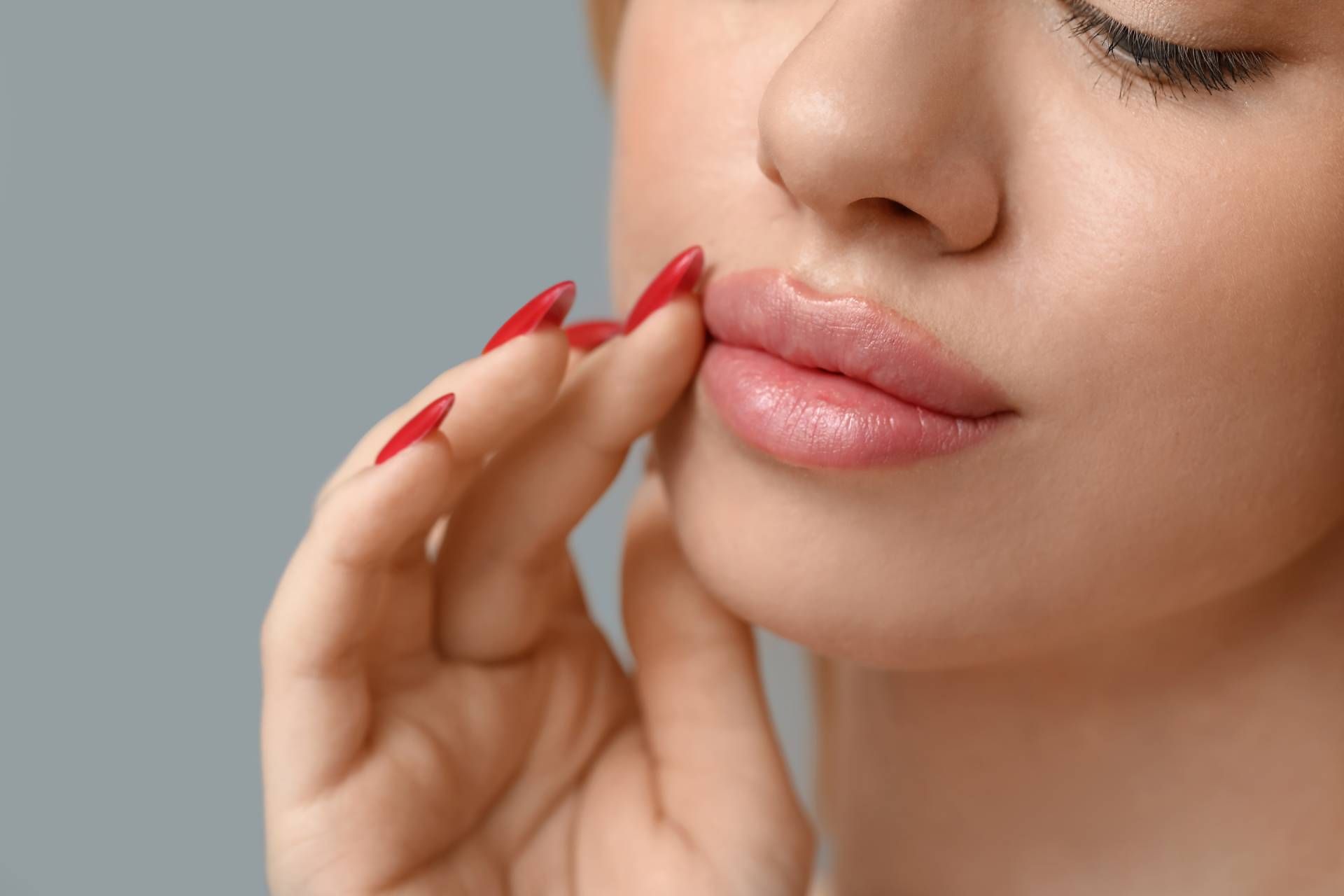 Mujer con labios naturalmente mejorados despu&eacute;s del tratamiento de lip flip en cl&iacute;nica de lujo en Phoenix